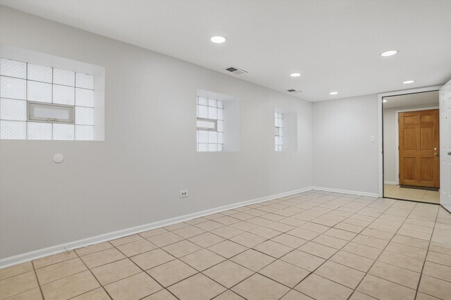 Building Photo - 4335 N Sacramento Ave