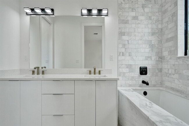 Building Photo - 606 SW 7th Ave