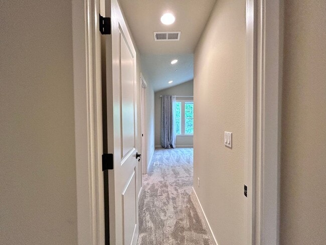 Building Photo - Incredibly Large 4 Bed 2.5 Bath Charmer!