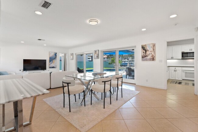 Building Photo - 3080 NE 43rd St