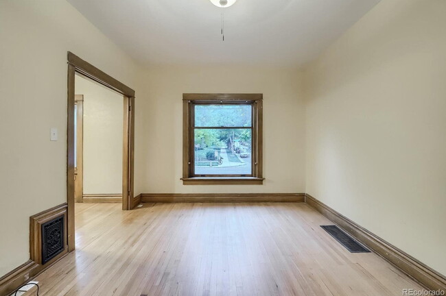 Building Photo - Charming 4 Bed, 2 Bath Town Home in Prime ...