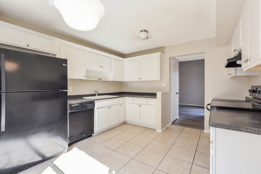 Building Photo - 1280 Pin Oak Dr