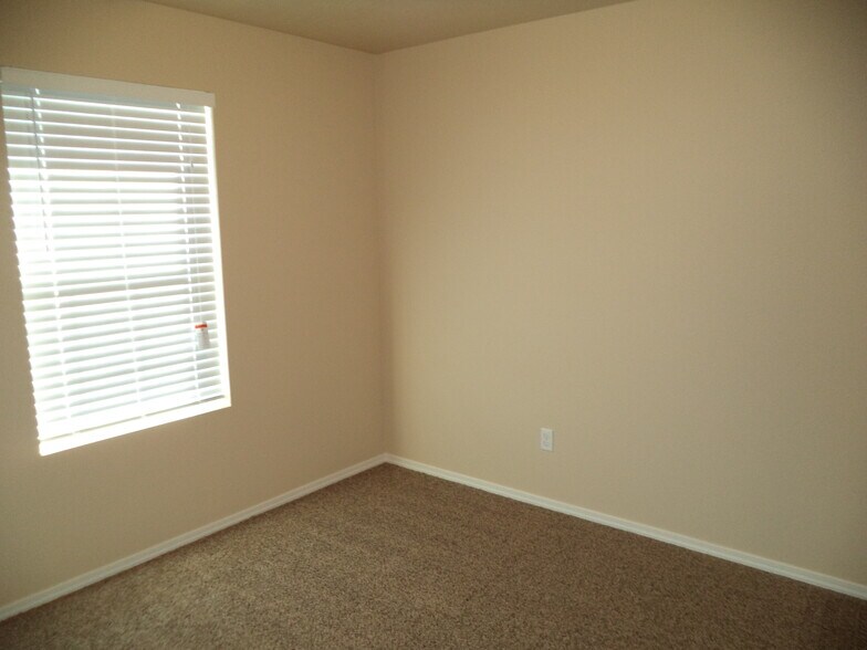 Building Photo - 10056 W Rustica St