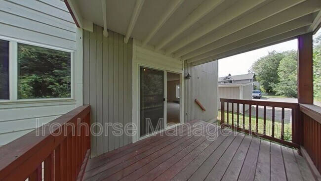 Building Photo - 515 S 15th Ave