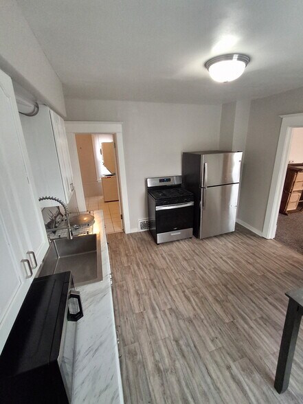 Building Photo - 531 Eastern Ave NE