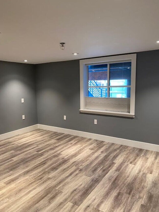 Building Photo - HUGE, remodeled 2 Level 2br/2Ba Loft, Park...