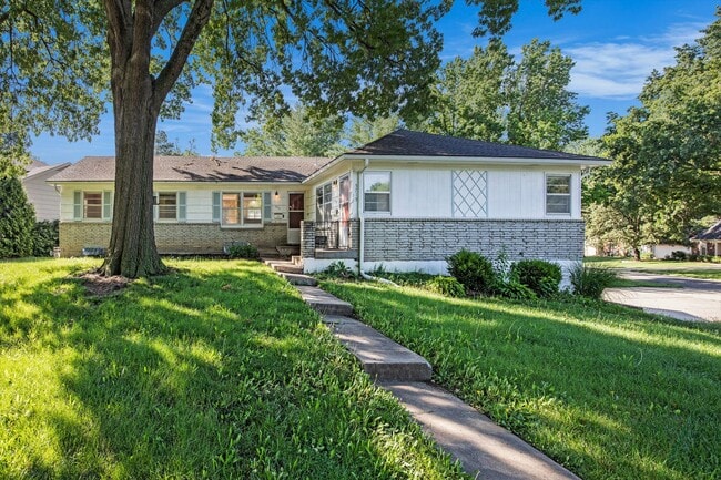 Building Photo - Move in special!! Beautiful 3BR/2BA w/ Garage & Fenced Yard