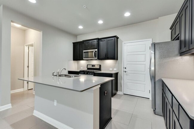 Building Photo - 13800 Lyndhurst St