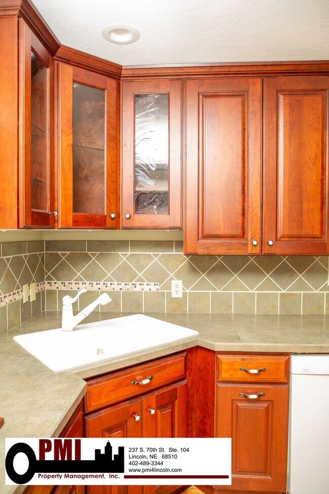 Building Photo - 3 Bedroom and 2 bathroom House for rent