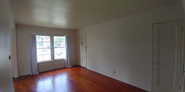 Building Photo - 424 E Freeland St