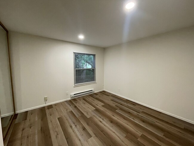 Building Photo - beautiful top-floor 1 bedroom and 1 bathro...