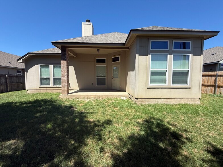 Building Photo - 1123 Neuberry Cliffe