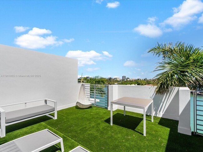 Building Photo - 155 N Shore Dr