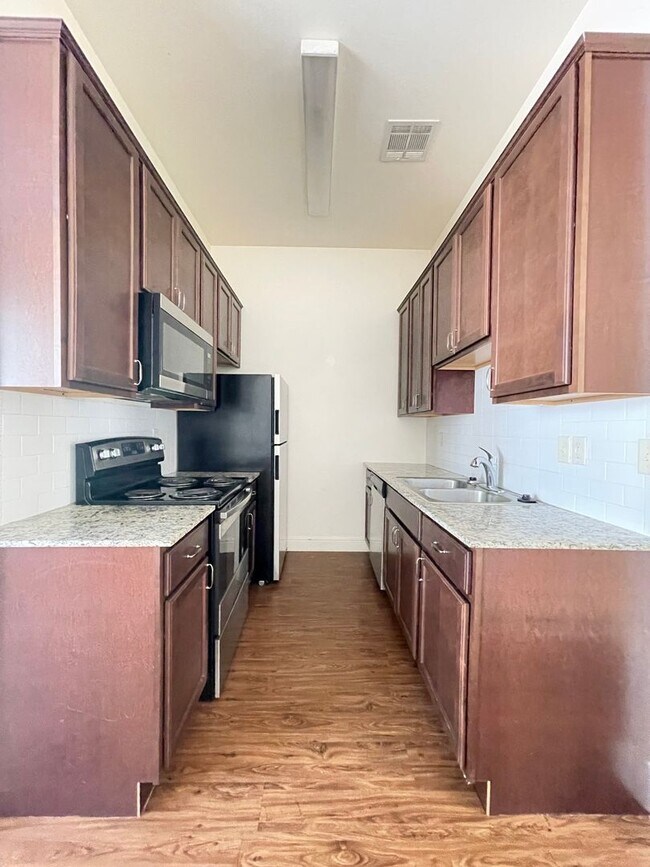 Building Photo - Hidden Oaks Apartments