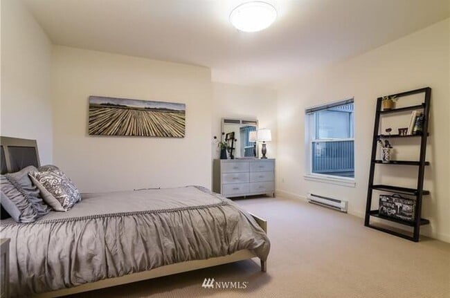Building Photo - Modern Top-Floor Condo with Stunning Seattle Views