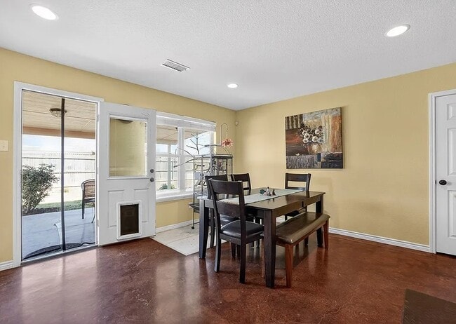 Building Photo - Comfy 4-Bed Midland Home with all appliances, backyard, attached garage, 6 min to grocery store