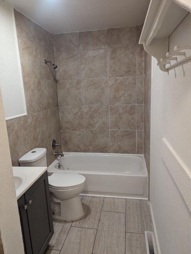 Building Photo - COMING SOON! 2 Bedroom, 1 Bathroom Duplex!