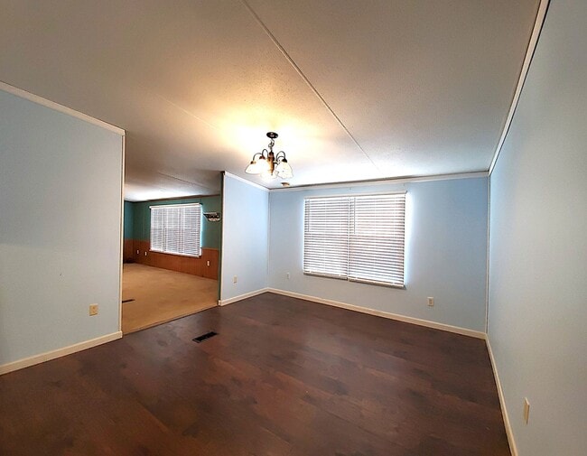 Building Photo - Spacious 4 bedroom with 3 FULL bathrooms n...