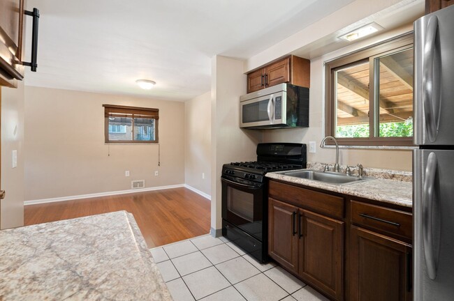 Building Photo - Gorgeous 2 bedroom home in Brookline avail...