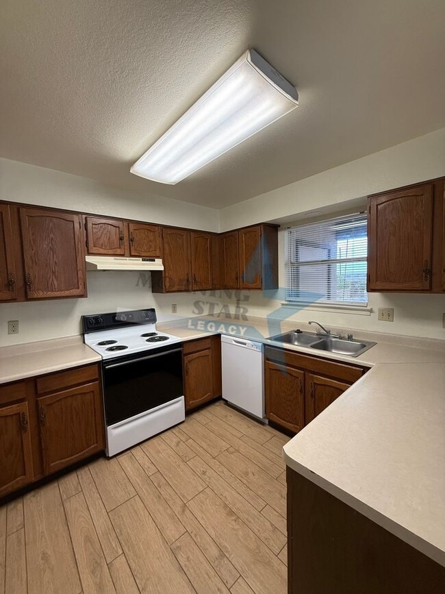 Building Photo - 2 bed townhouse w/garage and enclosed yard!