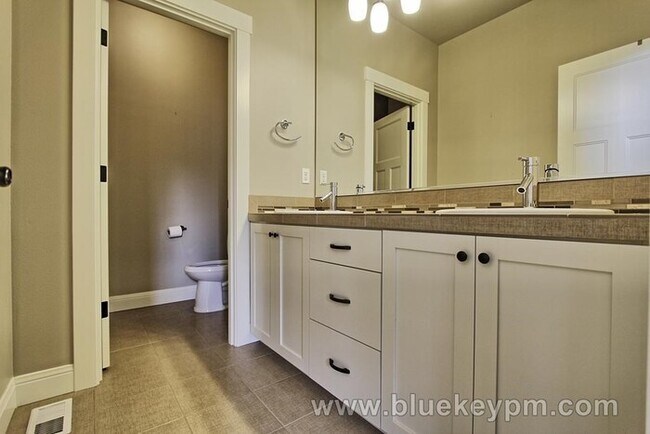 Building Photo - 45 Degree Central 4 bedrooms, 2.5 baths Wa...