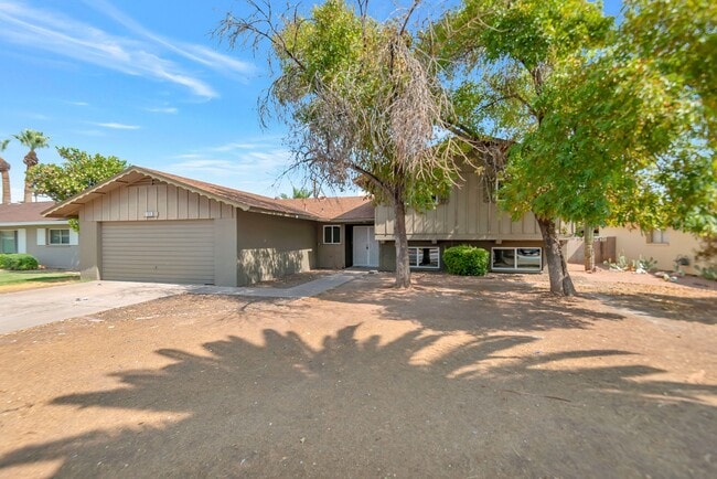 Building Photo - Amazing Tri-Level home close to ASU.  Pool and 2 Car Garage