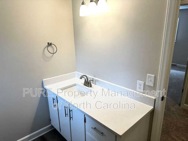 Building Photo - 916 W 5th Ave