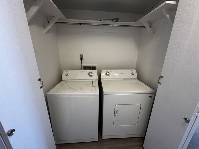 Building Photo - Charming condo in the Chestnut Community!  Available Now!