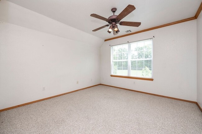 Building Photo - Spacious Bentonville Duplex!
