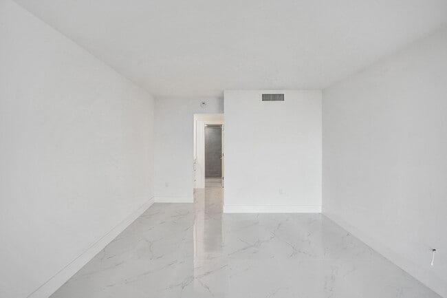 Building Photo - 3625 N Country Club Dr