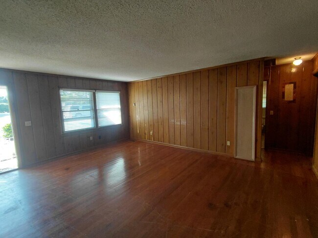 Building Photo - 1507 Brennen Rd