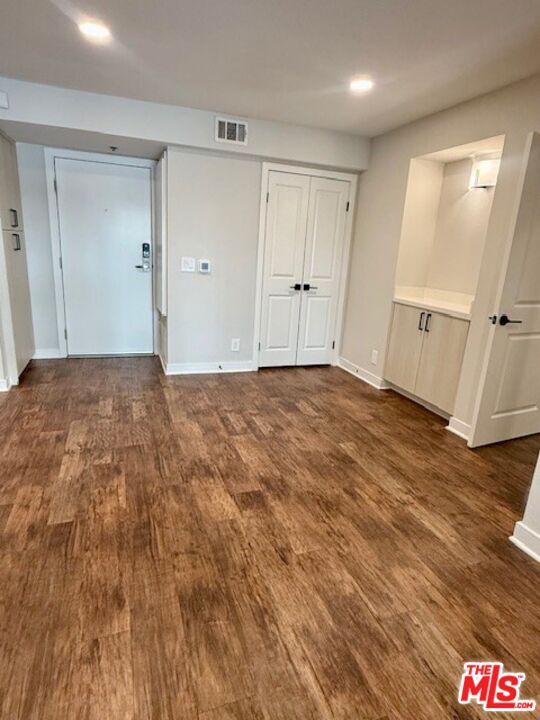 Building Photo - 7660 Beverly Blvd