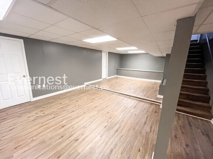 Building Photo - 5526 Crestview Dr