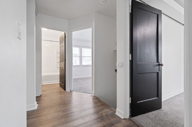 Building Photo - Cozy 3-Bedroom, 1-Bathroom Townhouse in Mi...