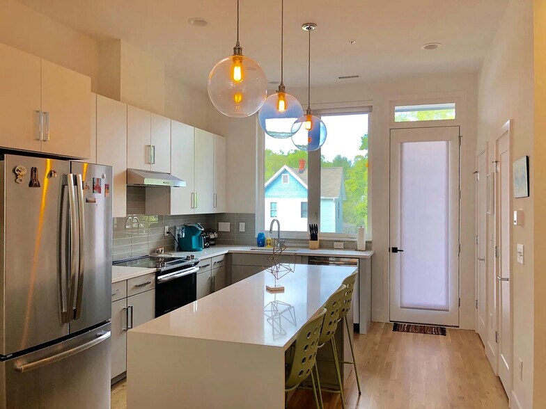 Building Photo - Room in Townhome on New Bern Ave