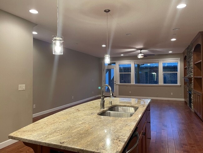 Building Photo - BEAUTIFUL LUXURY Style Townhouse with a gorgeous VIEW! Gated community in Camas! Top Rated Schools!