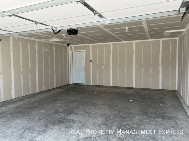 Building Photo - 3 Bedroom 1.5 Bathroom Townhome