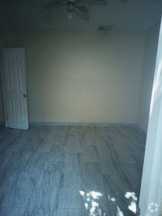 Building Photo - 612 W Newgrove St