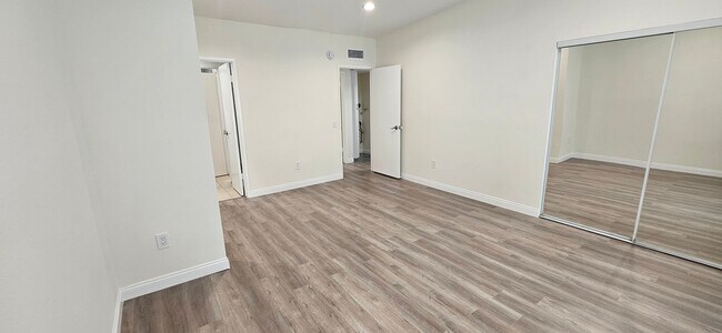 Building Photo - Beautifully Renovated Townhouse with Moder...