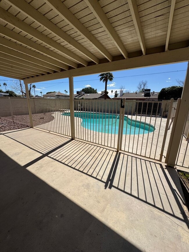 Building Photo - Spacious 4bdm 2Ba Tempe Home with New Kitchen and a Pool!