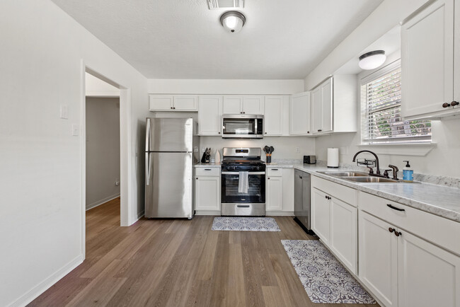 Building Photo - 4136 Willow Oak St