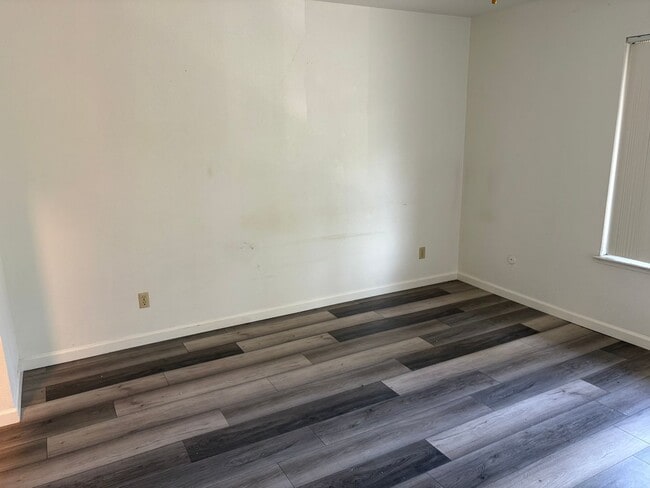 Building Photo - Recently remodeled Condo close to College