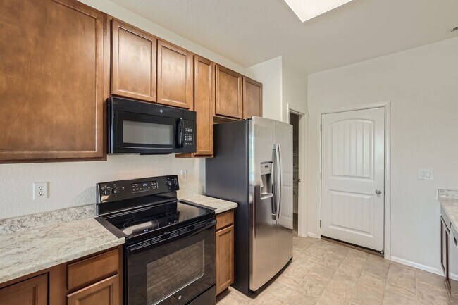 Building Photo - 3 bedroom townhome on north side, attached...