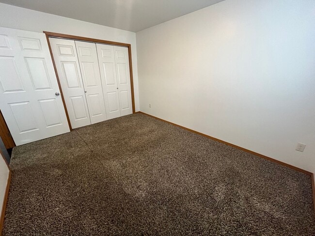 Building Photo - 2 Bedroom /1 Bath Apartment!