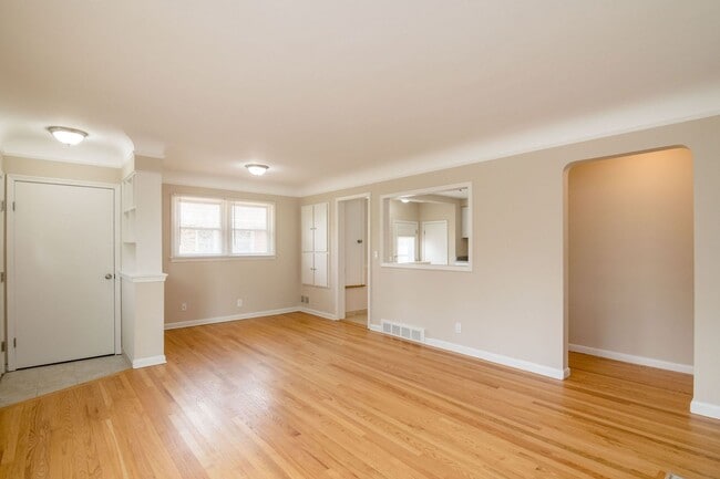 Building Photo - 1427 Woodland Dr