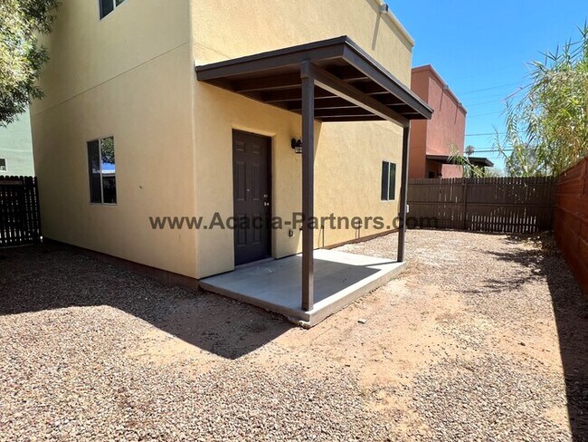 Building Photo - Newer Two Bedroom Town Homes