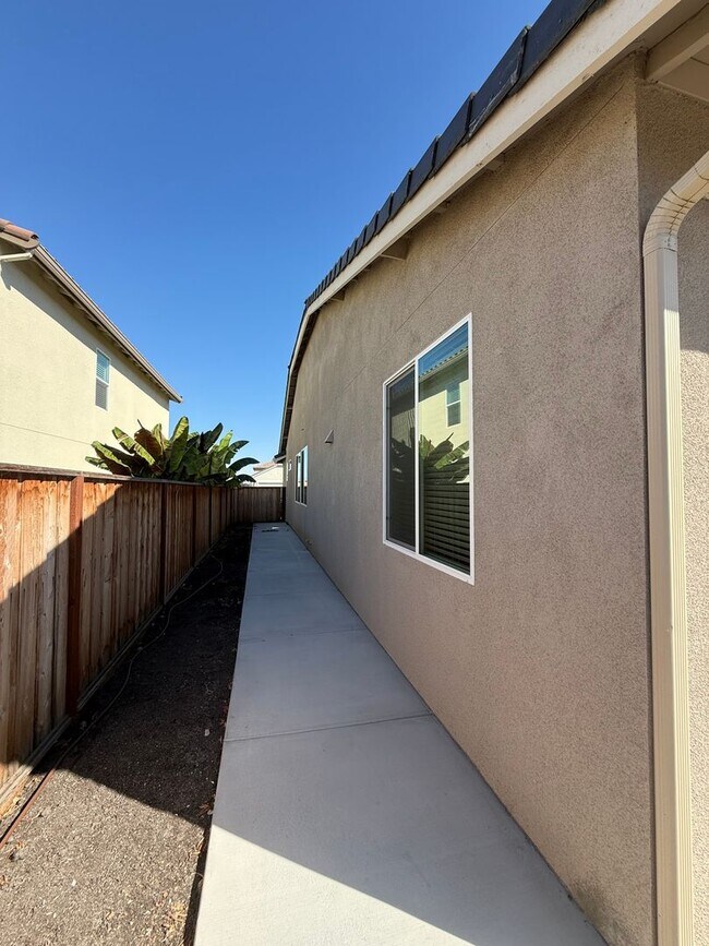 Building Photo - 2081 Fuchsia Dr