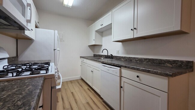 Building Photo - 1 bed, 1 bath, 2nd floor, condominium