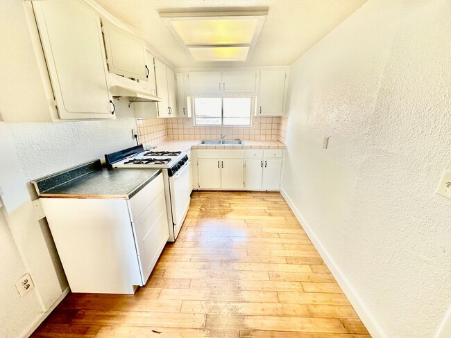 Building Photo - 2/2 With Bonus Room