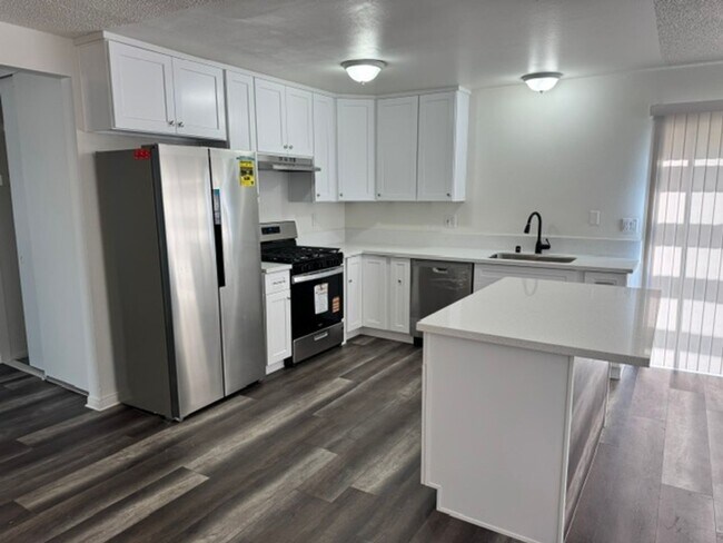 Building Photo - Gorgeous Remodeled 3+2 - $2600